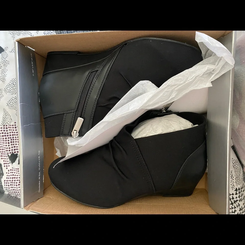 Avenue cloudwalkers Luann black size eight wide brand new in the box. - Picture 3 of 6
